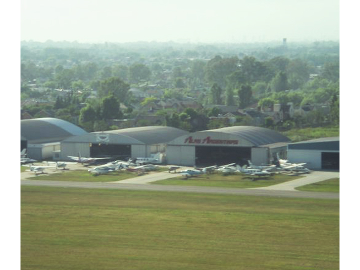 Instructores y alumnos de Alas Argentinas frente a una aeronave en el Aeródromo de Morón
